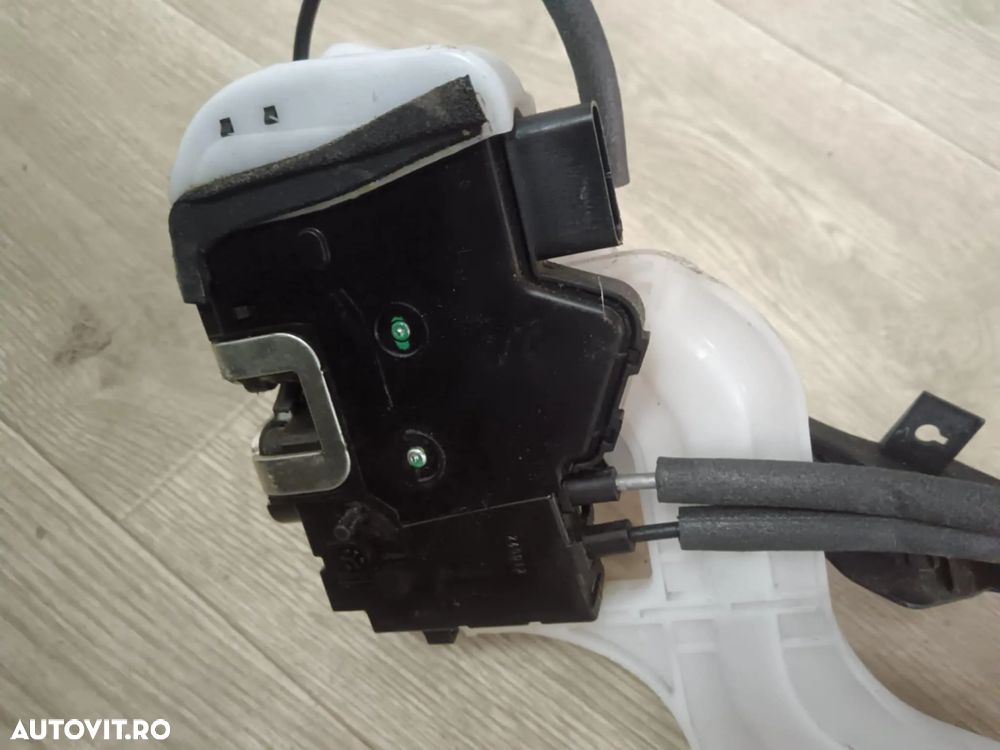 BROASCA USA SPATE STANGA CU MANER HYUNDAI IX35 81410-2Y000 814102Y000