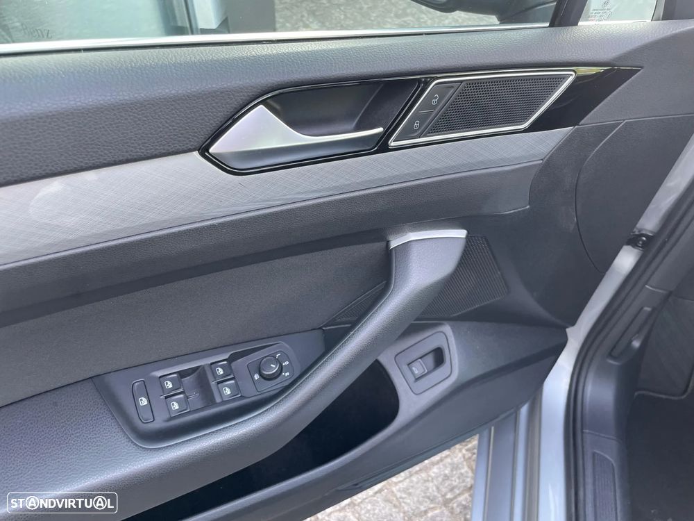 VW Passat Variant 2.0 TDi Business DSG - 27