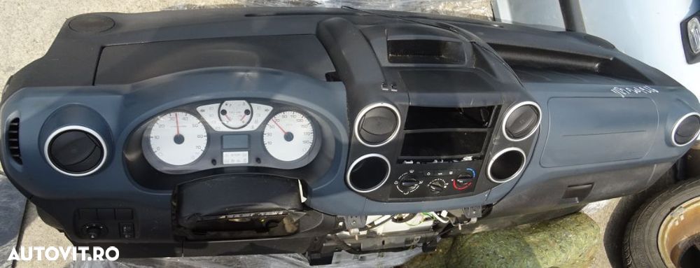 Plansa de bord Peugeot Partner din 2009 cu airbag volan si pasager volan pe stanga - 1