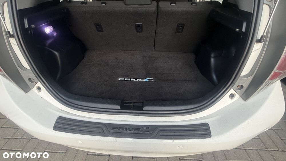 Toyota Prius (Hybrid) - 35