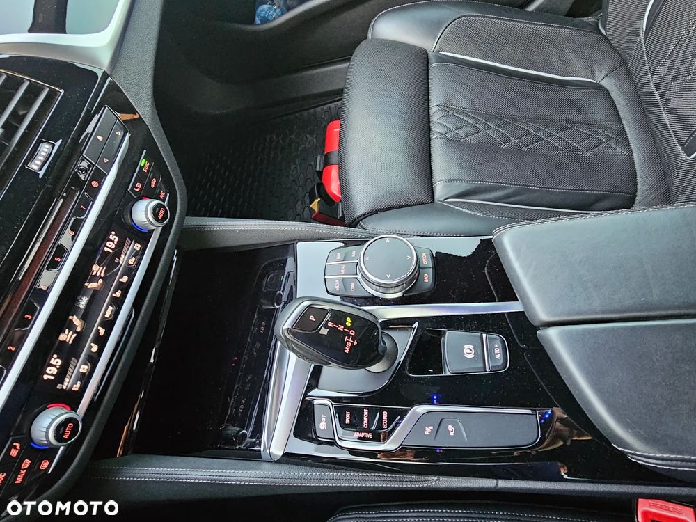 BMW Seria 5 M550i xDrive sport - 24