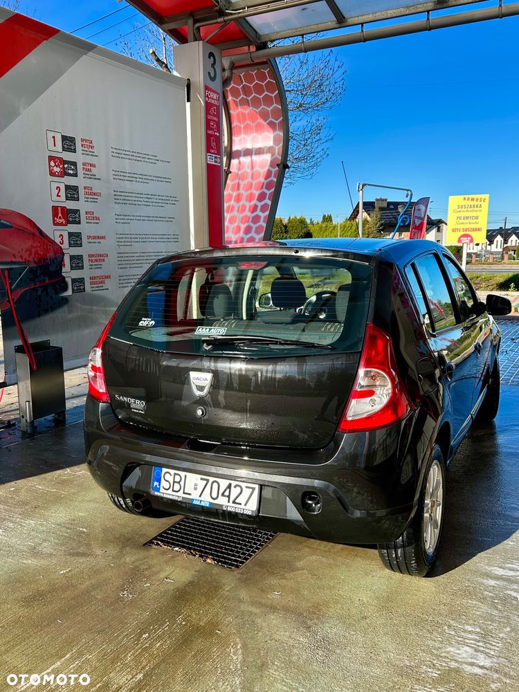 Dacia Sandero 2010 photo 2
