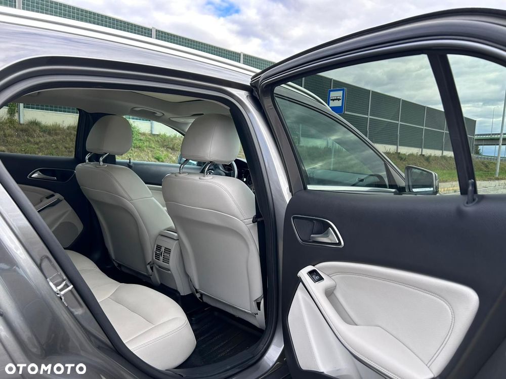 Mercedes-Benz GLA 250 4Matic 7G-DCT UrbanStyle Edition - 19