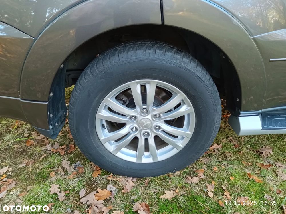 Mitsubishi Pajero - 16