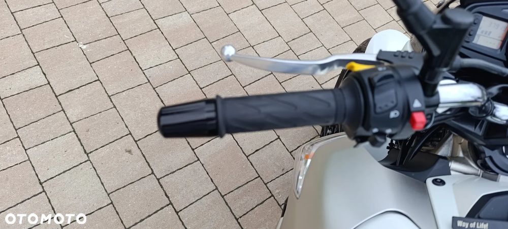 Suzuki GSR - 12
