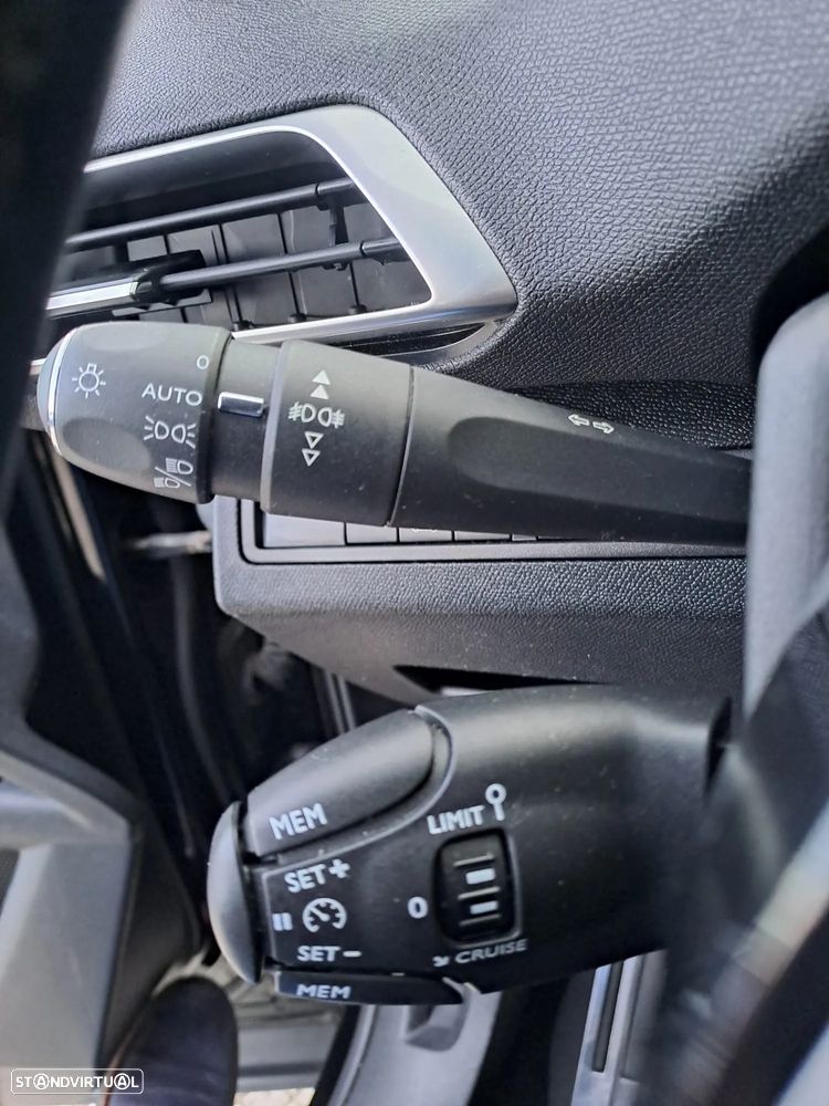 Peugeot 3008 PureTech 130 Stop & Start GPF Allure Pack - 12