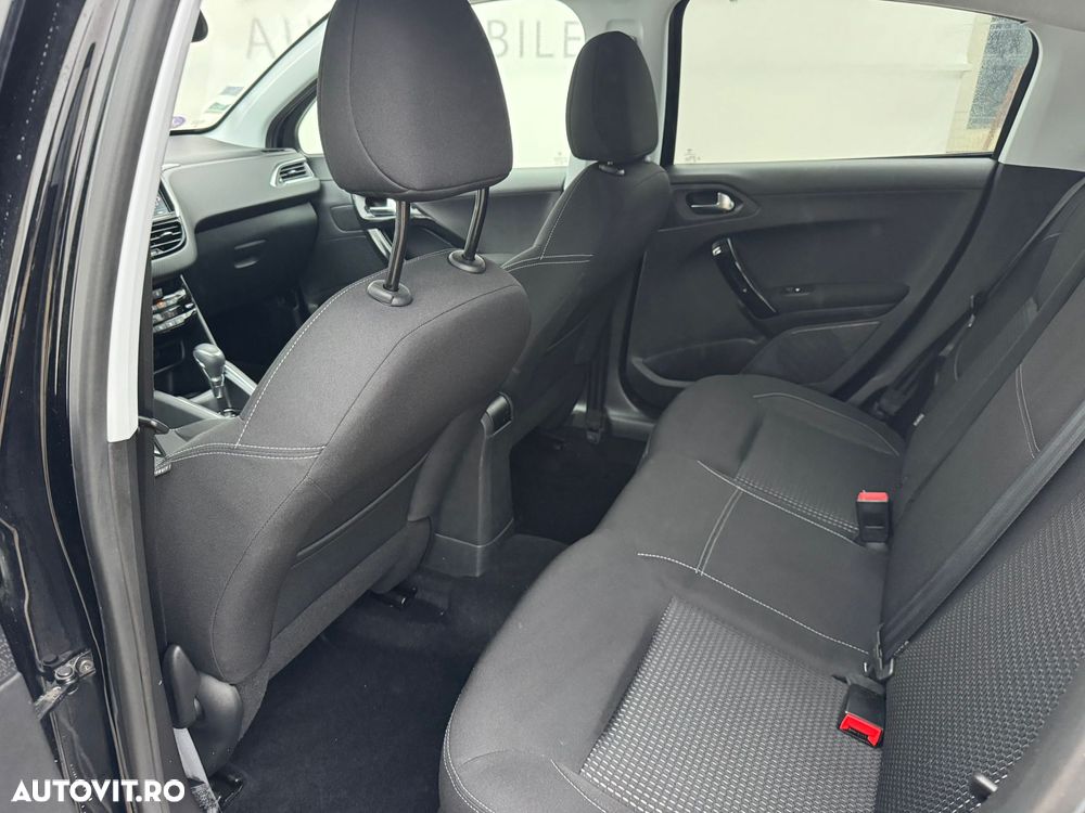 Peugeot 208 1.2 L PureTech Turbo S&S EAT6 Allure - 10