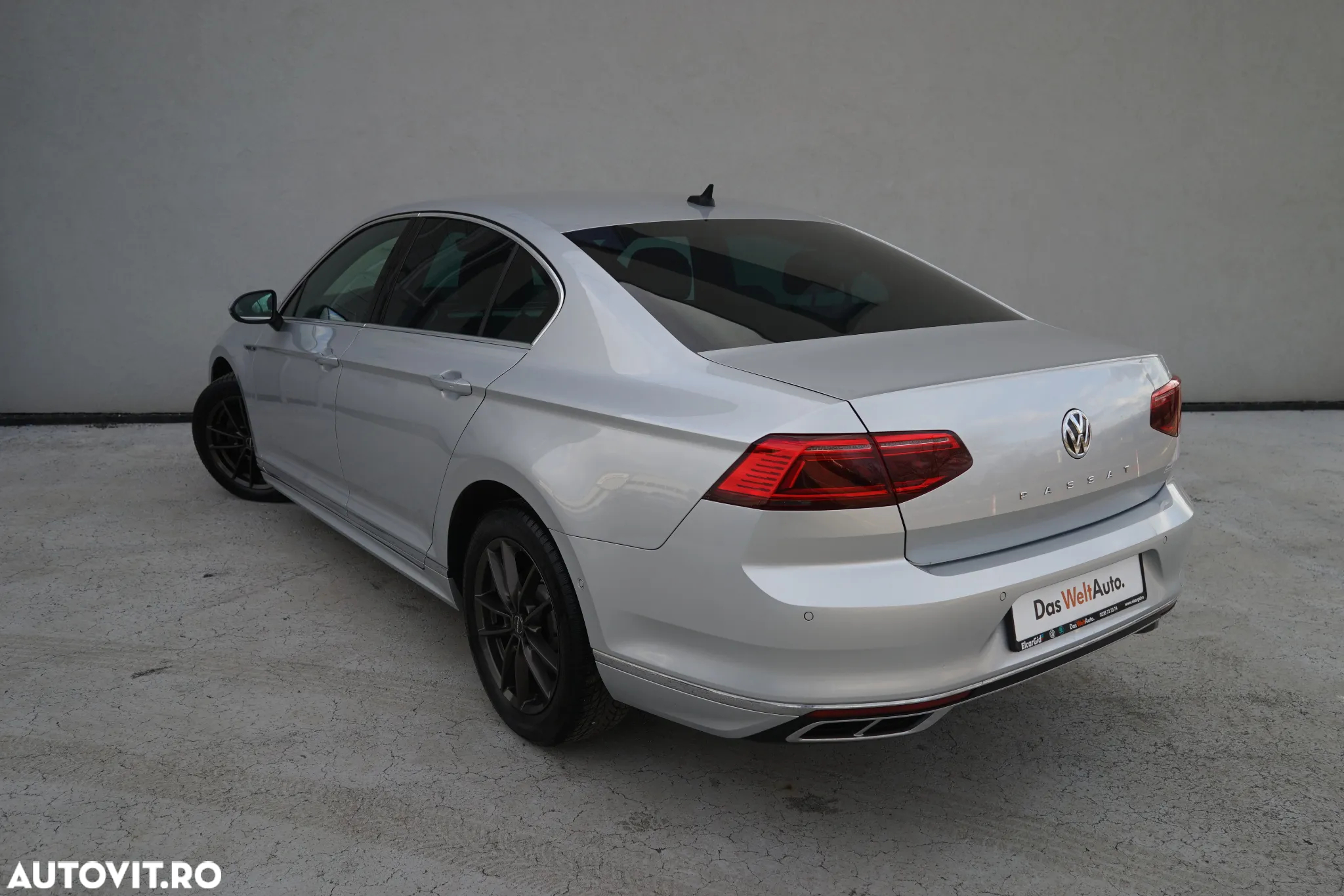 Volkswagen Passat - 4