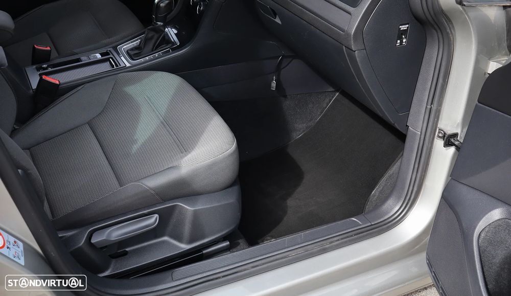 VW Golf Variant 1.6 TDi Confortline DSG - 23