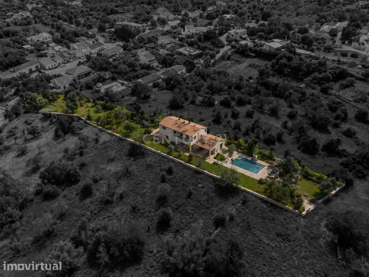 Terreno de 2.680 m² com Viabilidade para Moradia Unifamiliar com Pisci - Grande imagem: 3/17