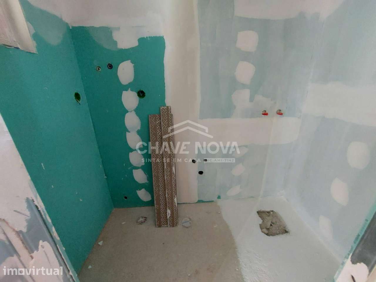 Sete T0s novos para venda em frente á estação do comboio de Valadares - Grande imagem: 5/24
