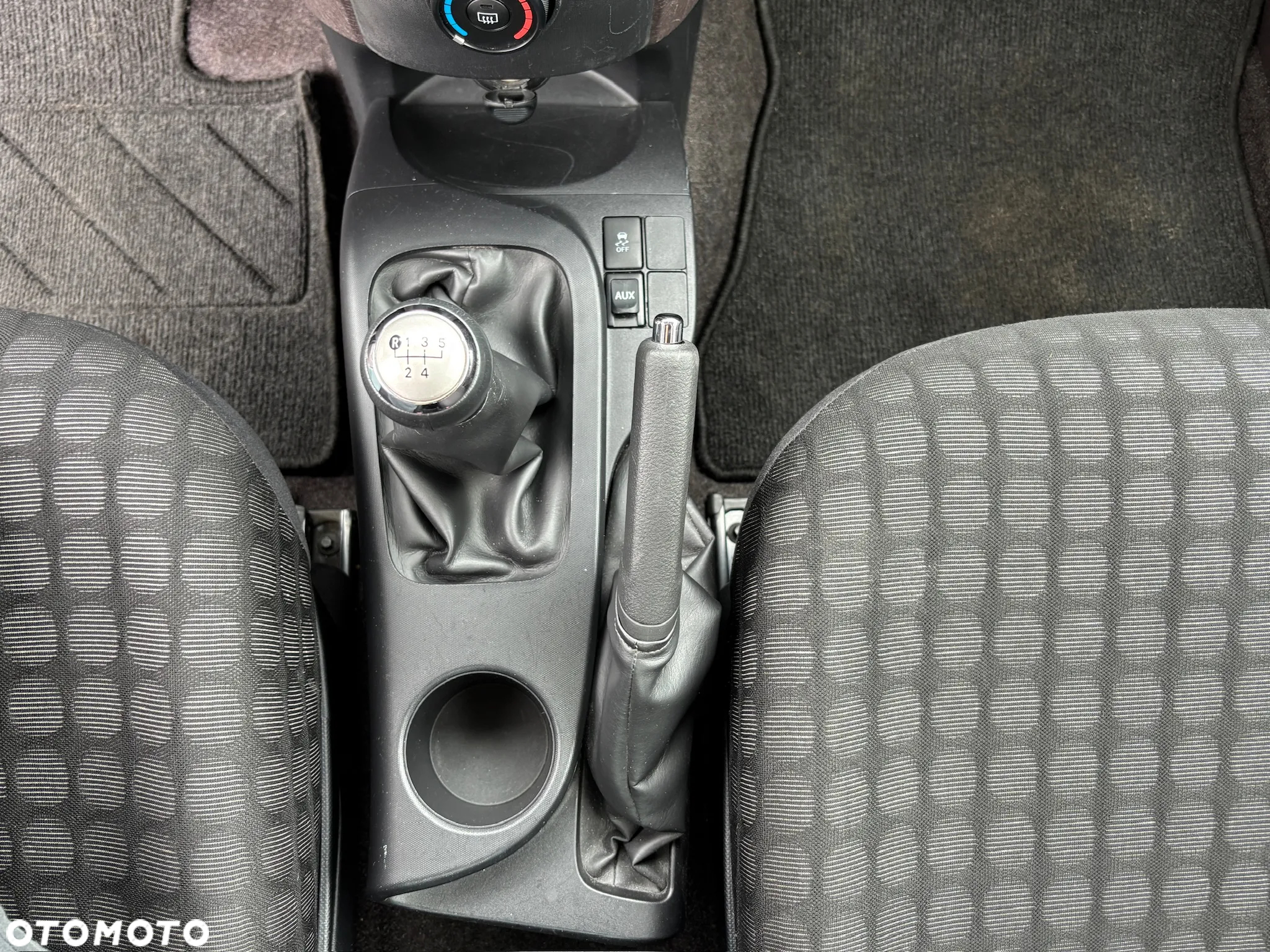 Toyota iQ - 6
