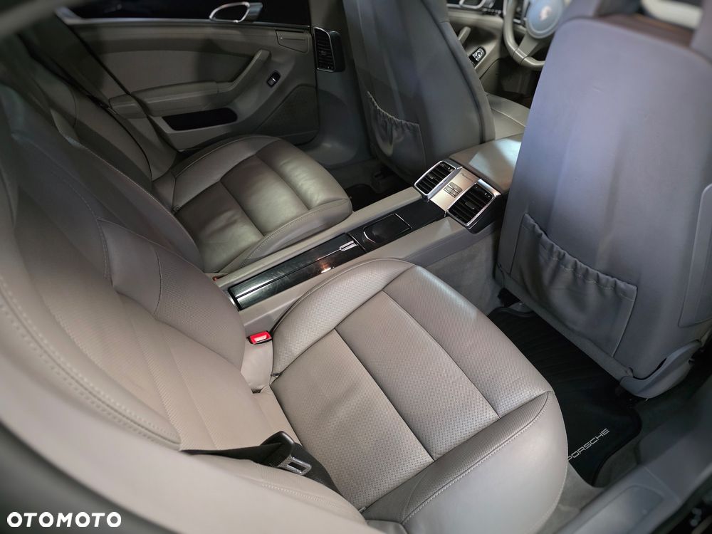 Porsche Panamera 4S PDK - 35