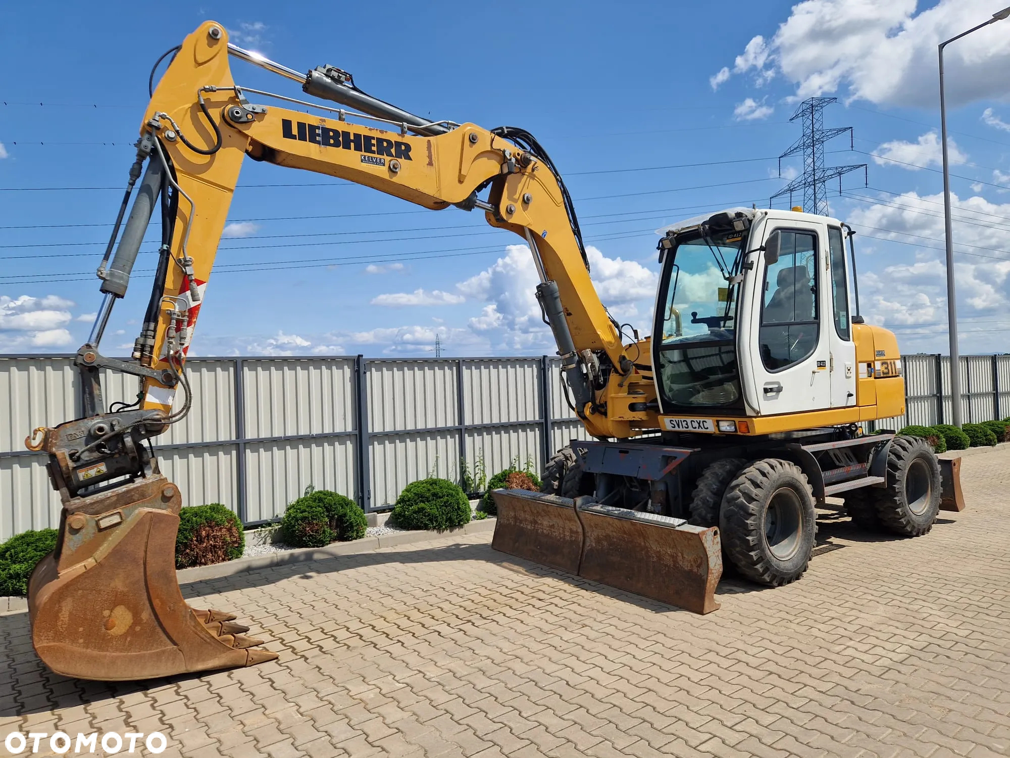 Liebherr A311 Litronic * 2013r. * 10 599 mth * Powertilt * 4x skrętne koła * - 28