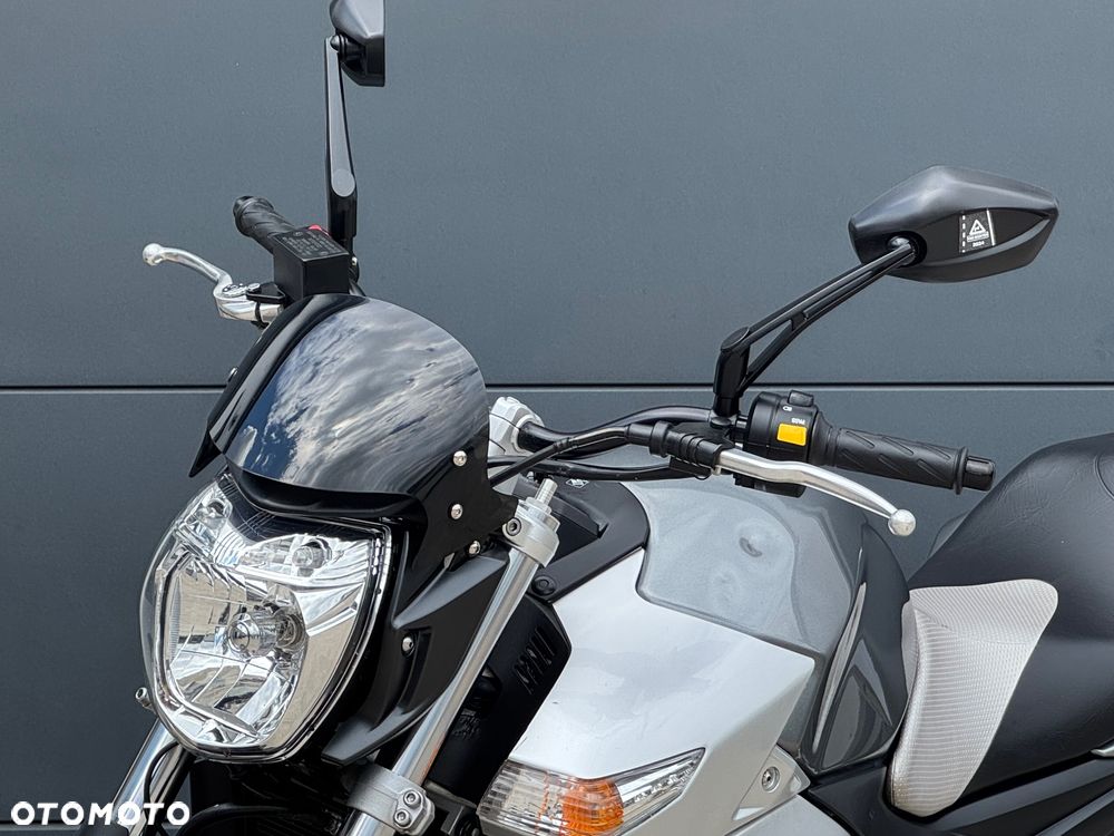 Suzuki GSR - 24