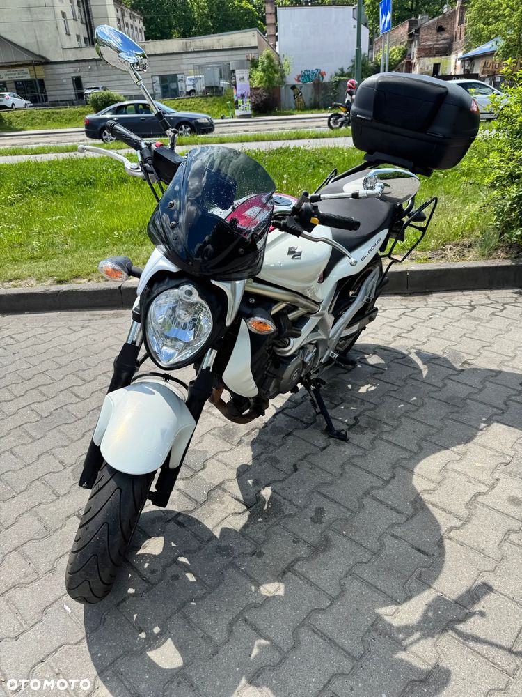 Suzuki Gladius - 2