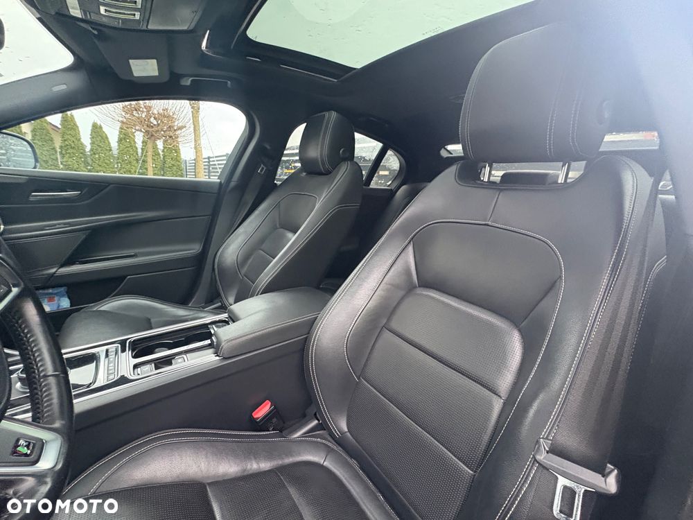 Jaguar XE 25t R-Sport - 19