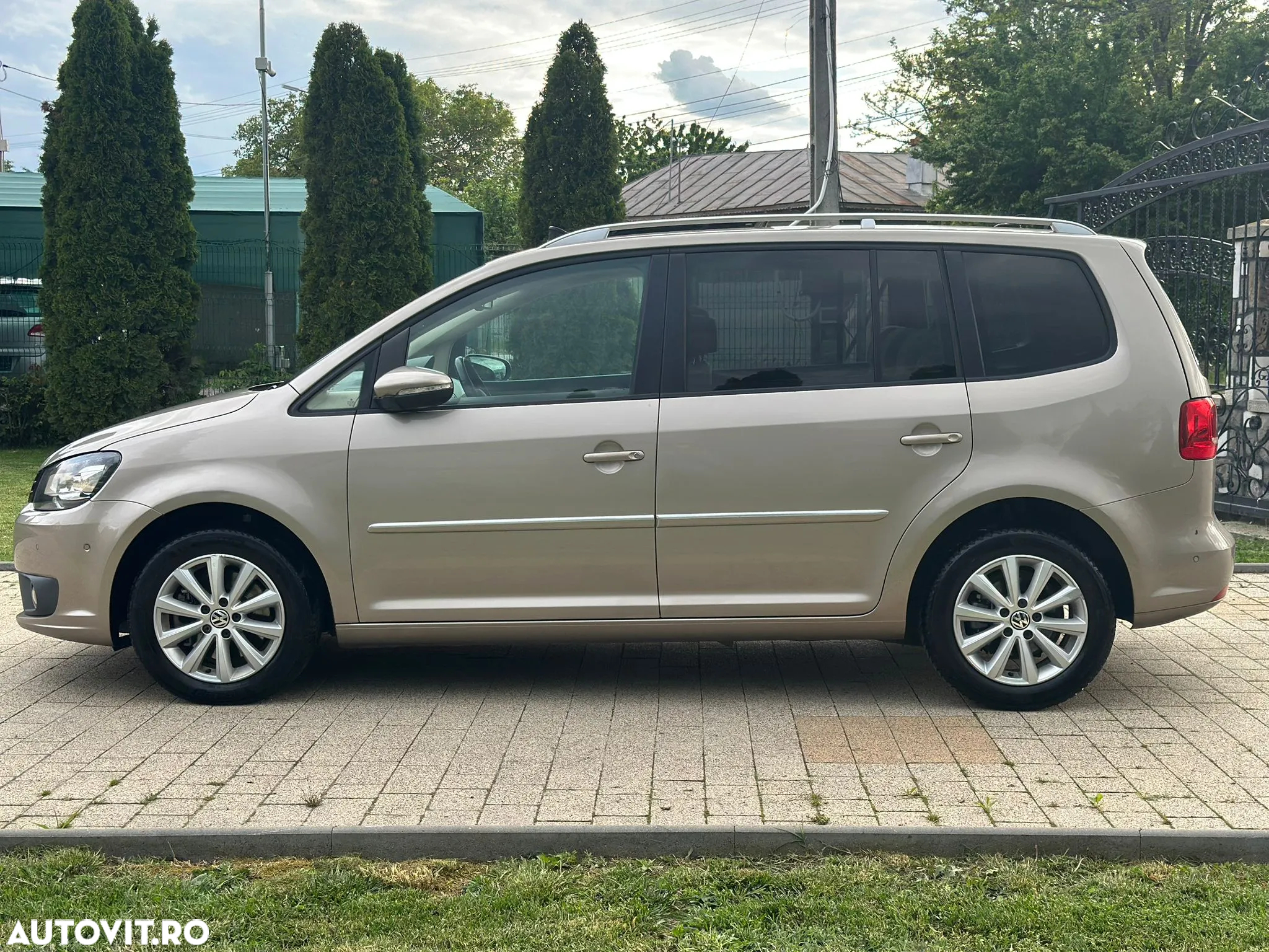Volkswagen Touran 2.0 TDI DPF BlueMotion Technology Highline - 23