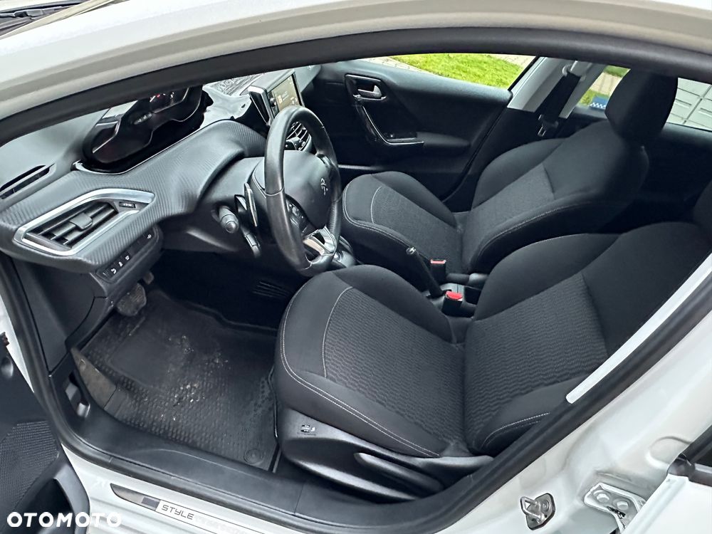 Peugeot 208 - 30
