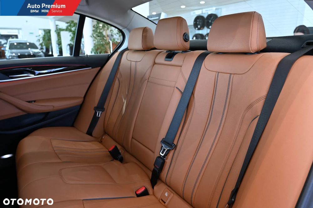 BMW Seria 5 540d xDrive mHEV - 17