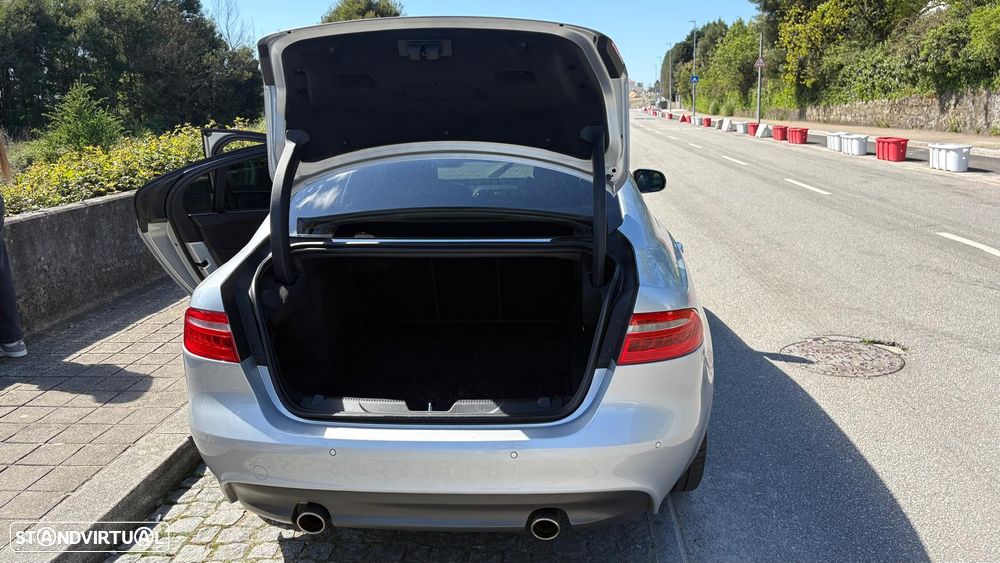 Jaguar XE 30t AWD R-Sport - 11