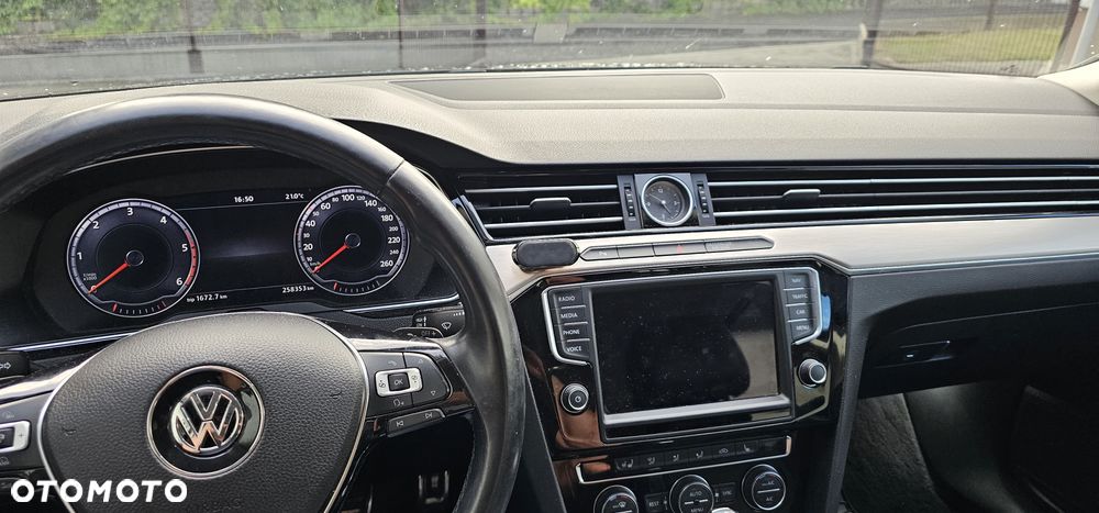 Volkswagen Passat 1.6 TDI SCR DSG Comfortline - 12