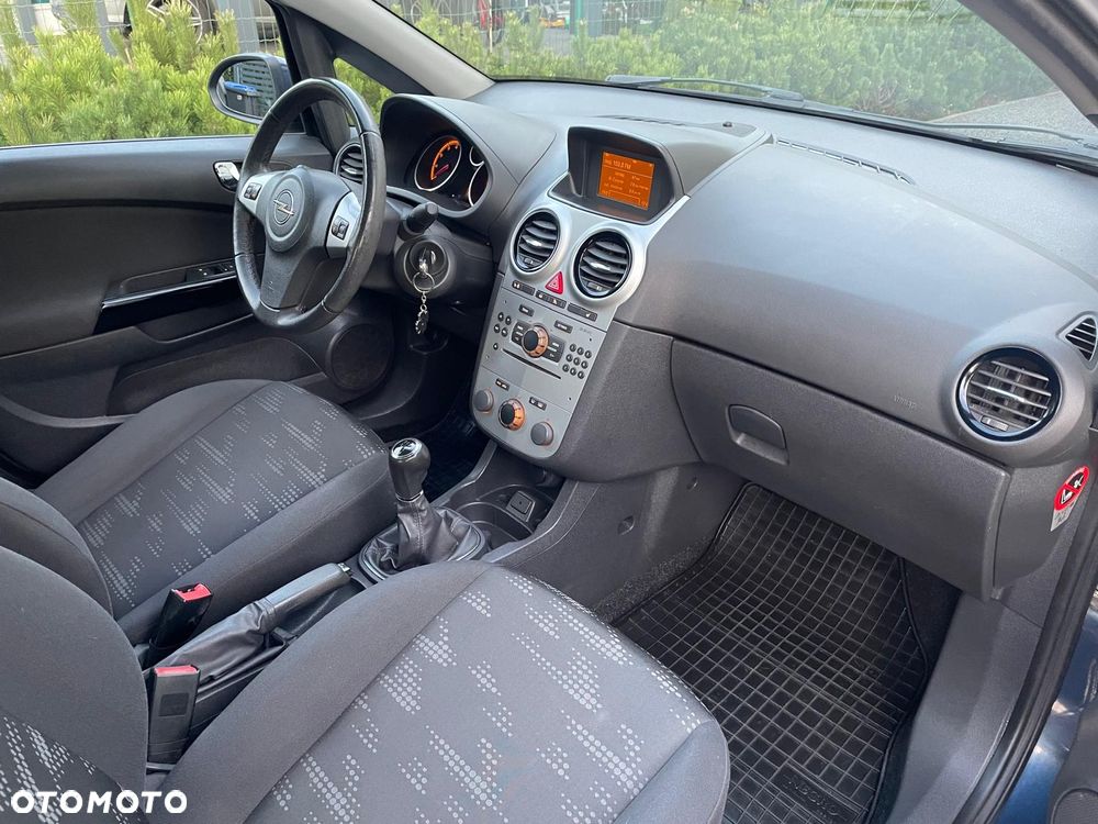 Opel Corsa 1.4 16V Cosmo - 9