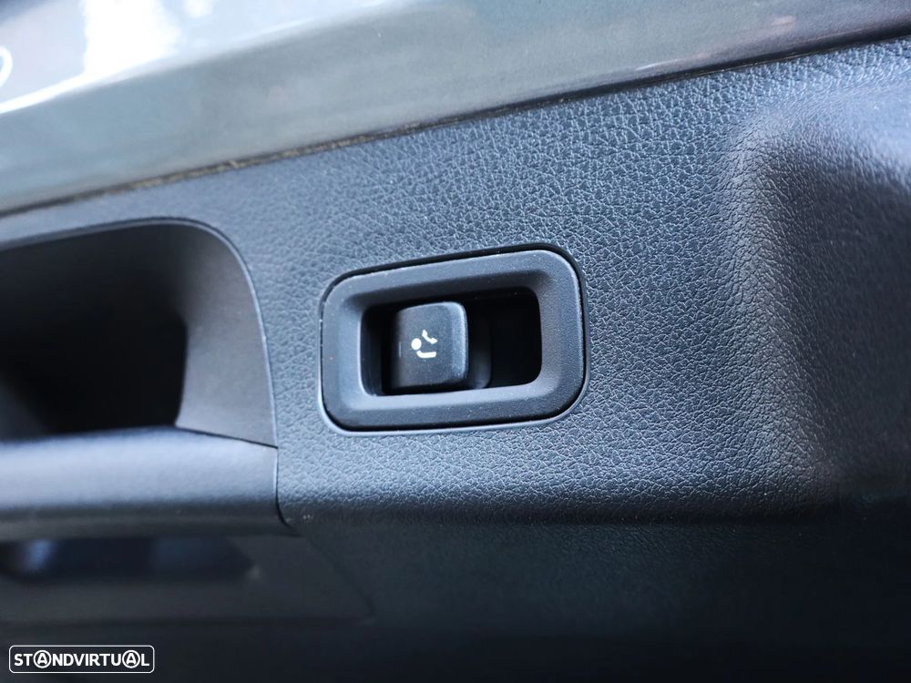 Mercedes-Benz CLA 180 d Shooting Brake AMG Line Aut. - 48