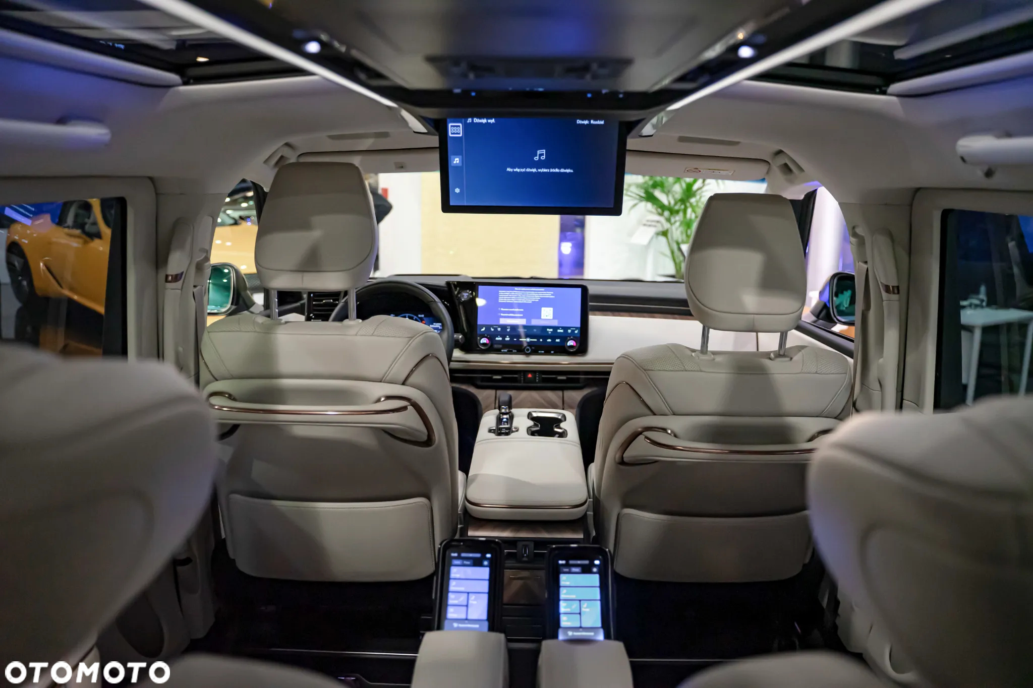 Lexus LM - 36