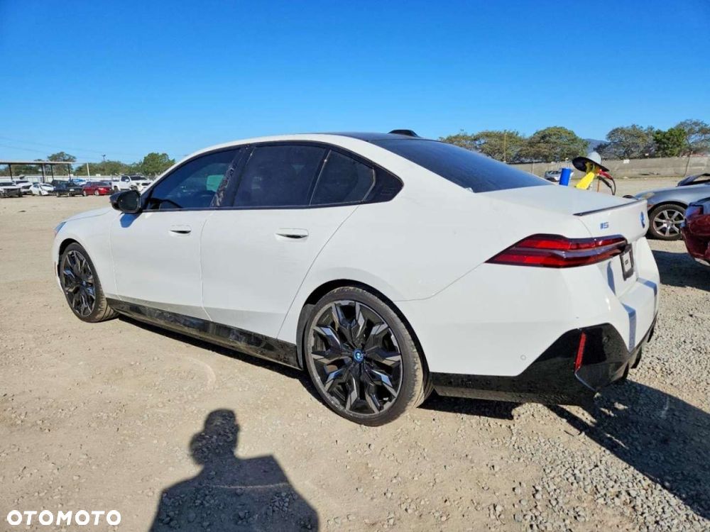 BMW i5 - 5