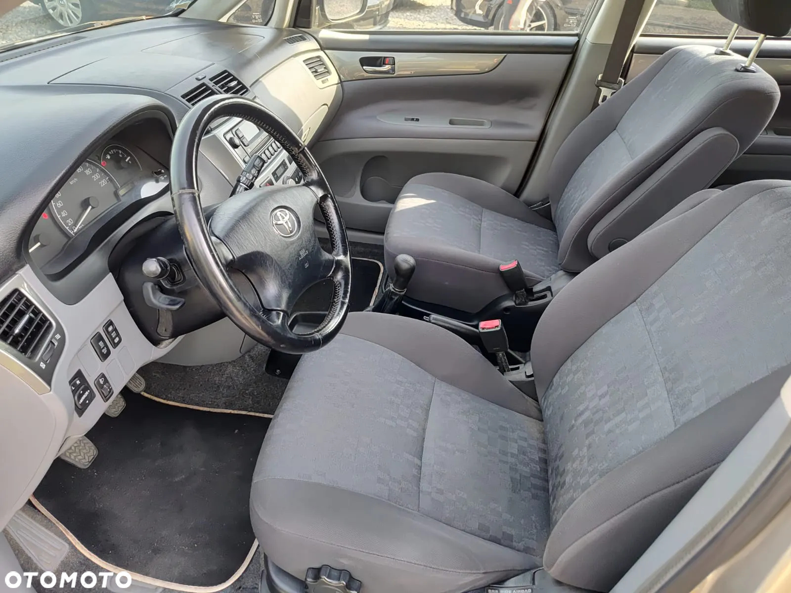Toyota Avensis Verso D-4D - 12