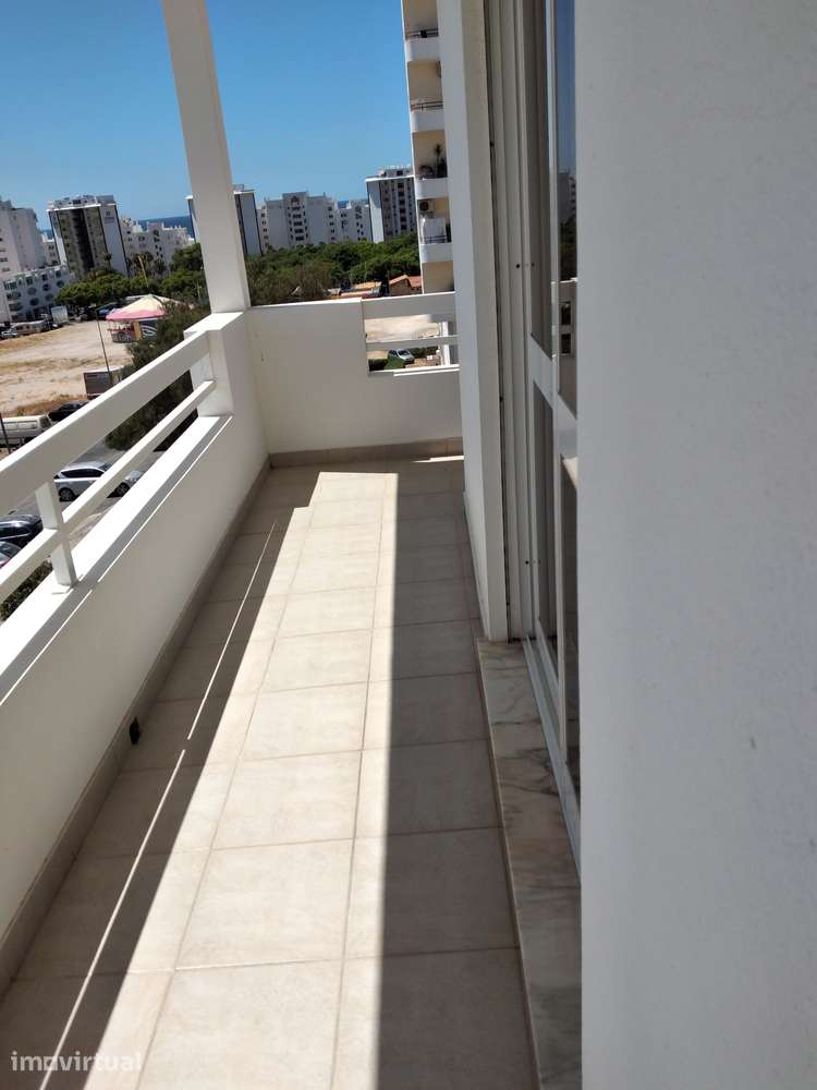 Vende-se T1 mobilado e equipado a 5 minutos a pé da praia de Quarteira - Grande imagem: 2/26