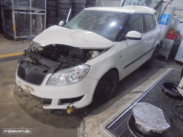 Carro MOT: CAYT  CXVEL:MZL SKODA FABIA 2 2012 1.6 TDI 75CV 5 BRANCO DIESEL - 2