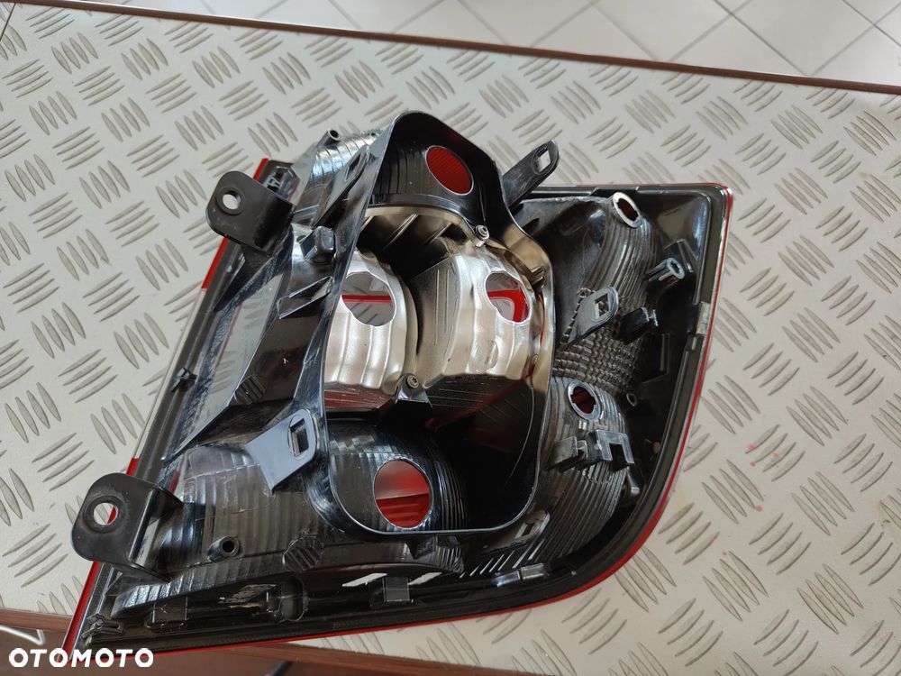 Skoda Rapid lewa lampa tyl ciemna EU - 2