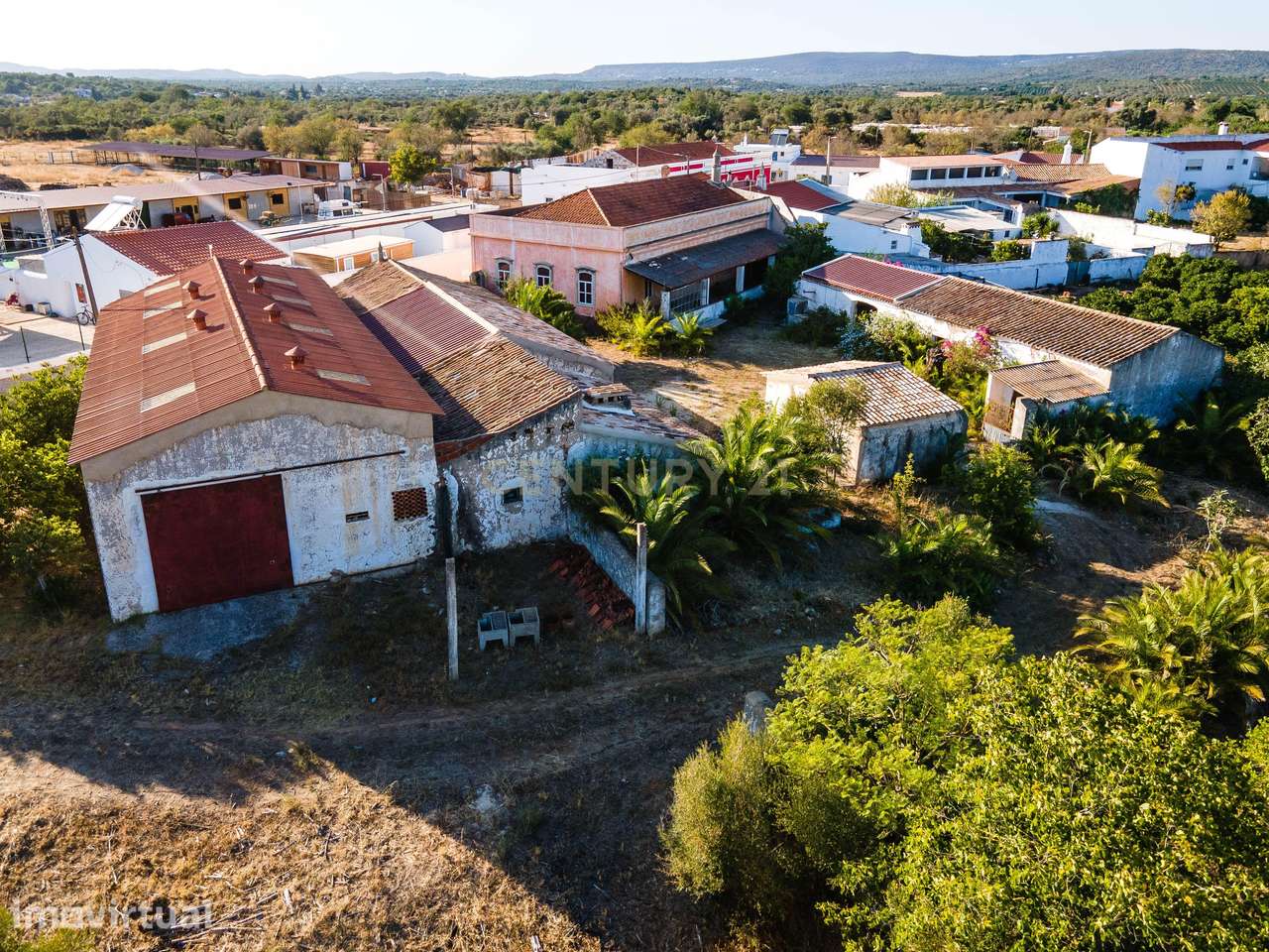 Quinta com moradia senhorial T6 e terreno de 2,49 hectares em Alcaria,