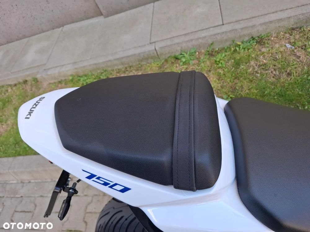 Suzuki GSR - 27