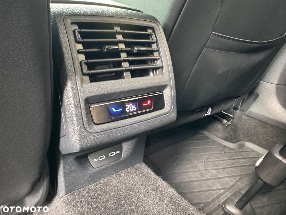 Volkswagen Golf 1.5 eTSI OPF DSG R-Line - 22