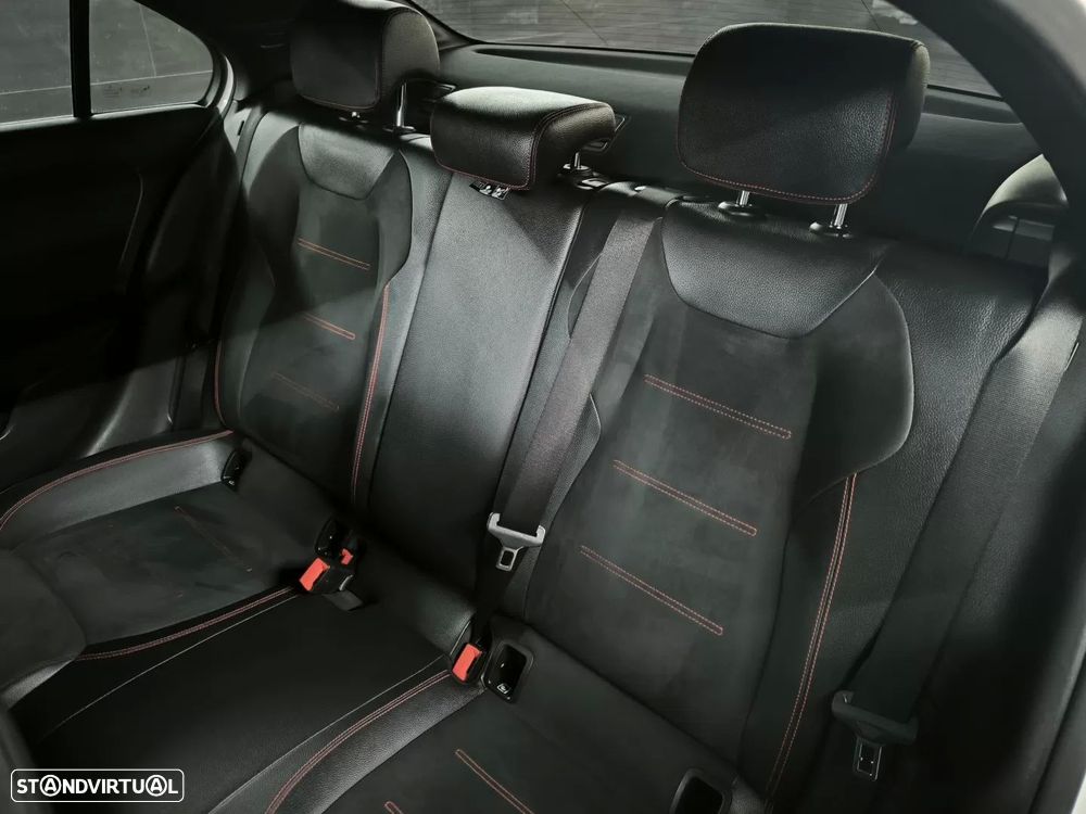 Mercedes-Benz A 250 Limousine e AMG Line - 25