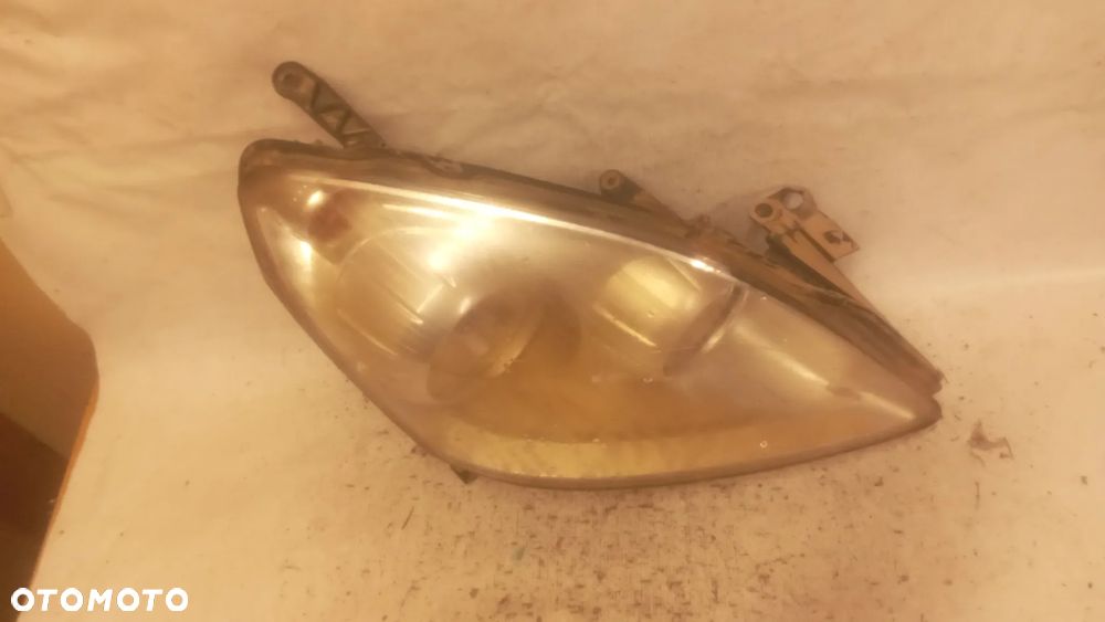 .  PRZOD PRZEDNIA LAMPA PRAWA OPEL ZAFIRA B - 2