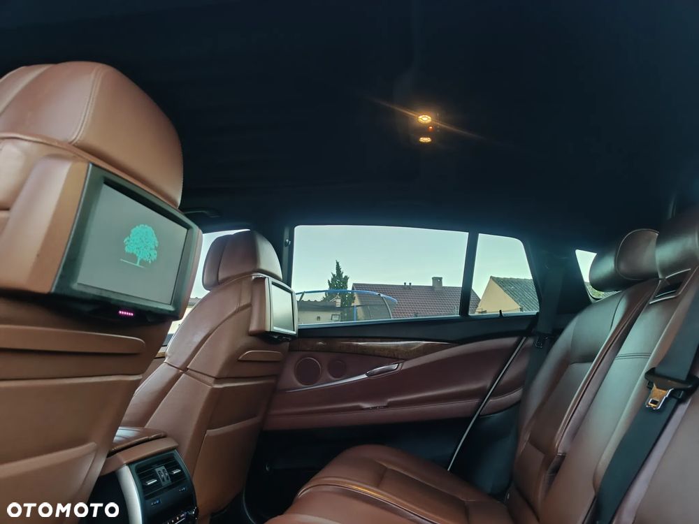 BMW Seria 5 550i - 34
