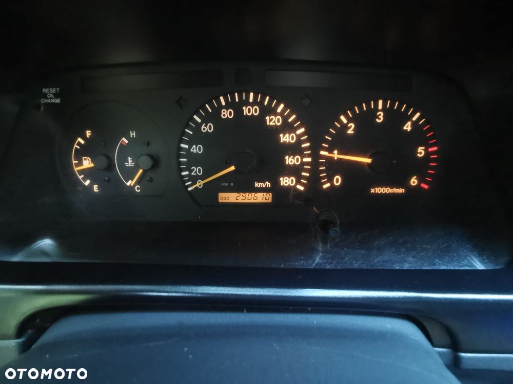 Toyota HIACE - 24