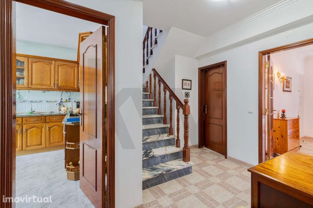 Moradia T5 como Nova com Jardim e Terreno de 402 m2 no Feijó - Grande imagem: 3/28