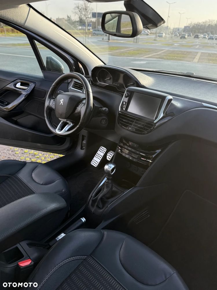Peugeot 208 - 8