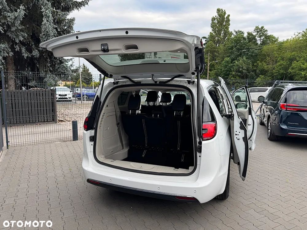 Chrysler Pacifica - 12