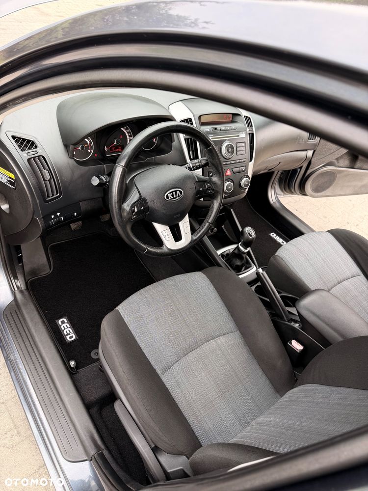 Kia Ceed 1.6 L - 12