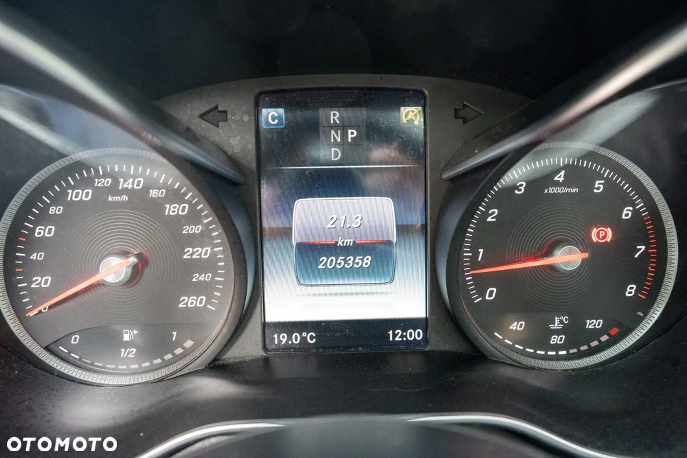 Mercedes-Benz Klasa C 180 9G-TRONIC AMG Line - 14