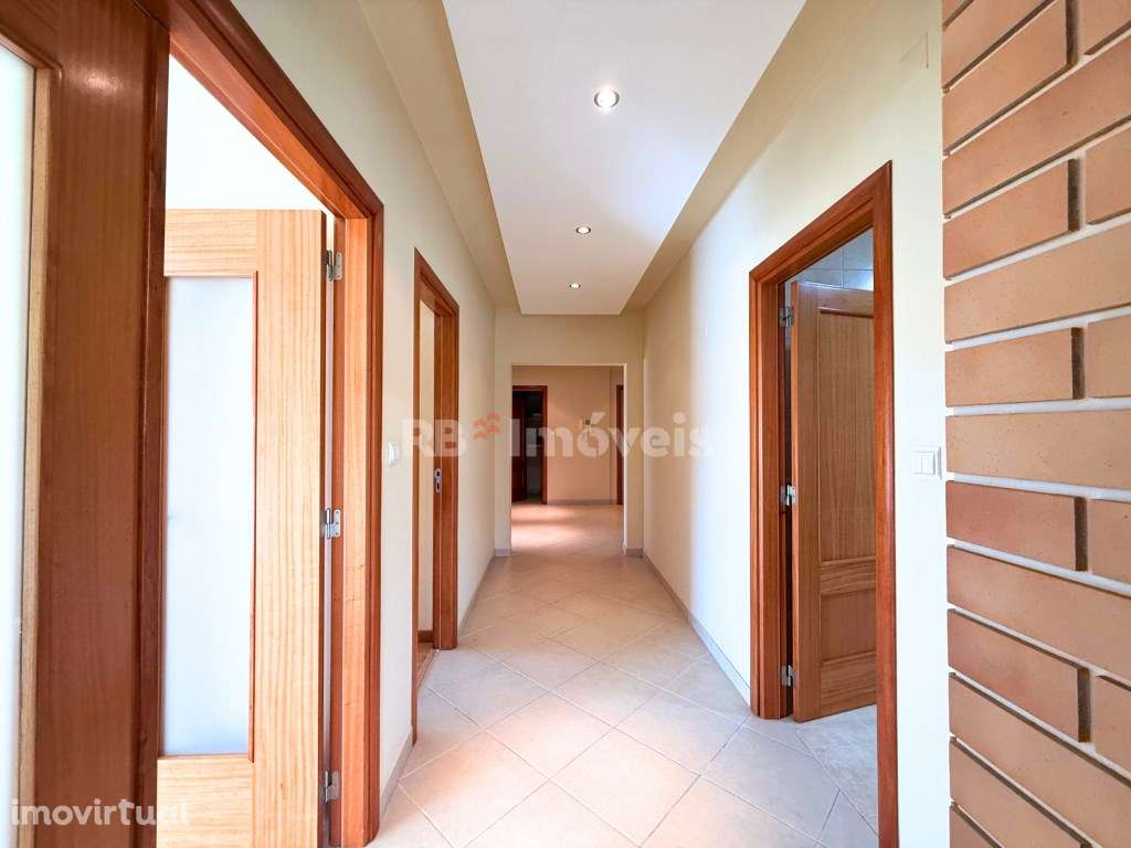 Apartamento T2 c/ 2 Varandas, Sótão e Garagem - Entroncamento - Grande imagem: 5/38