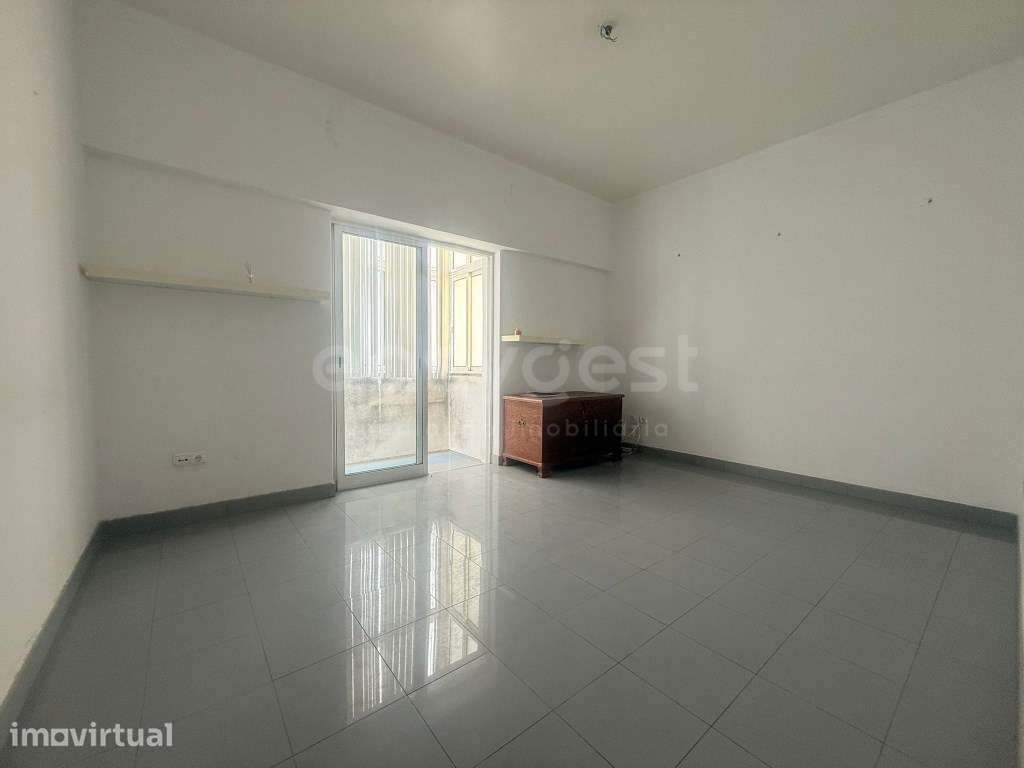 Apartamento T2 com três frentes situado no Barreiro - Grande imagem: 4/14