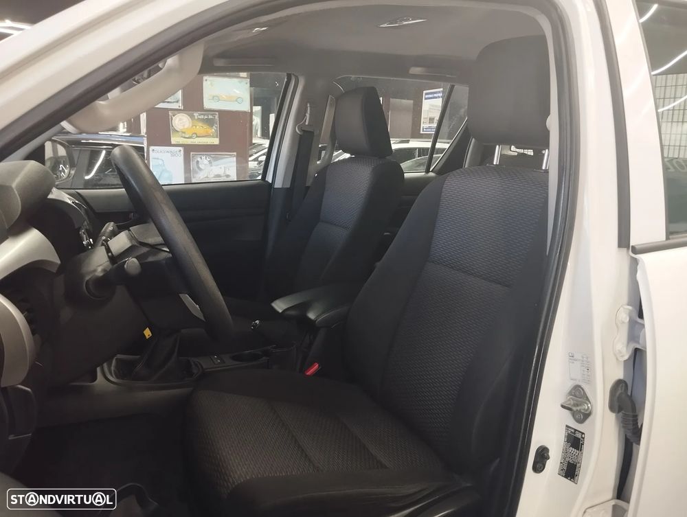 Toyota Hilux 2.4 D-4D 2WD CD CM - 13