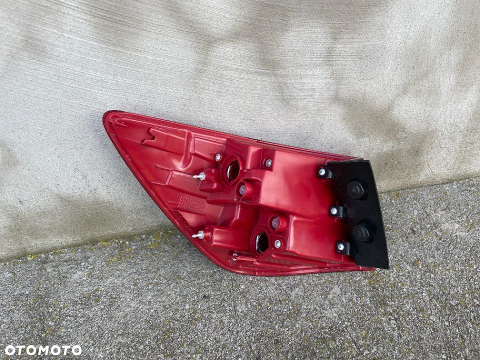 LAMPA TYLNA PRAWA KIA CEED KOMBI 2012-2015 - NOWA - 2
